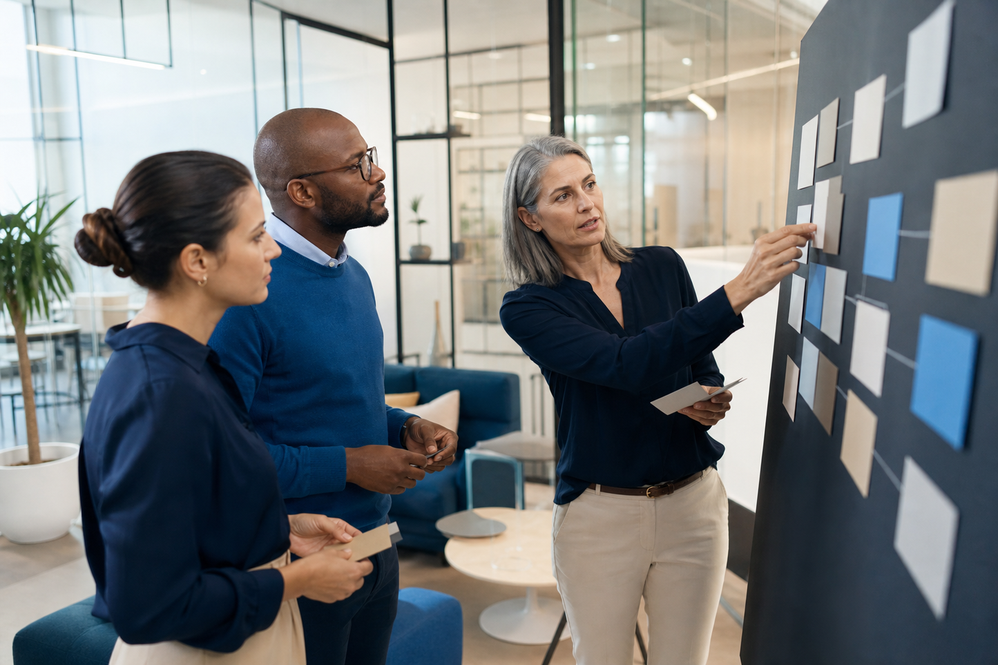 HR-Leiterin und zwei Kollegen gestalten gemeinsam eine Organisationsentwicklungs-Roadmap – AI GENERATED